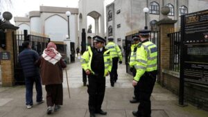 Royaume-Uni: 6 anciens officiers de police inculpés pour des messages racistes sur WhatsApp