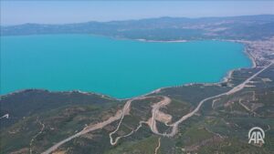 Türkiye : Le lac d’Iznik prend une couleur turquoise suite à une explosion d'algues