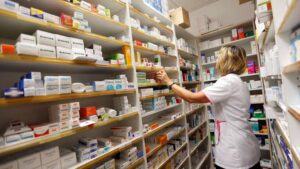 Pénuries de médicaments, hausse des prix : chantage de l’industrie pharmaceutique ?
