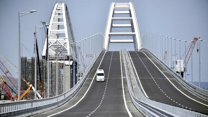 Le pont de Crimée de nouveau ciblé par des drones ukrainiens, selon Moscou