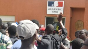 Niger: l'ambassadeur de France "pris en otage", accuse Macron
