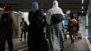 Interdiction de l’abaya: plusieurs syndicats saisissent le Conseil d’Etat en référé-suspension