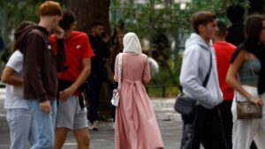 “L’abaya: le vêtement qui cache une racialisation conspiratoire”