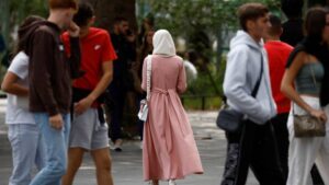 Interdiction de l’abaya: 350 personnalités et organisations dénoncent une offensive islamophobe
