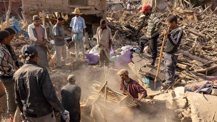 Séisme au Maroc: course contre la montre pour trouver des survivants