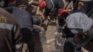 Séisme au Maroc: une femme, extraite des décombres, six jours après la catastrophe