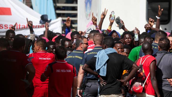 Lampedusa: les arrivées de migrants se poursuivent, leurs transferts aussi