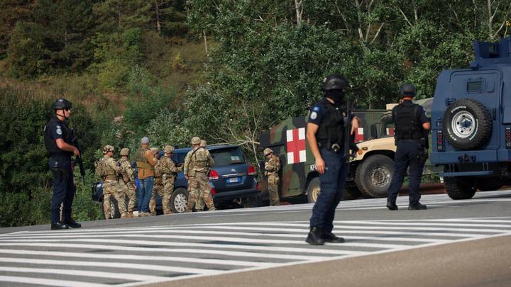 Kosovo: un policier tué, des hommes armés retranchés dans un monastère