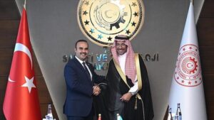 Türkiye: Le ministre de l’industrie et de la technologie rencontre son homologue saoudien