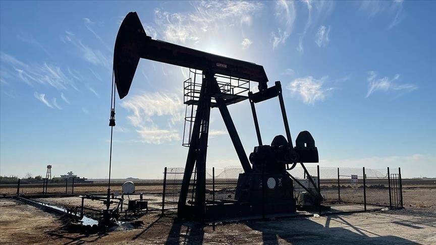 Les cours du pétrole en légère baisse sous la pression du dollar et des difficultés économiques de la Chine