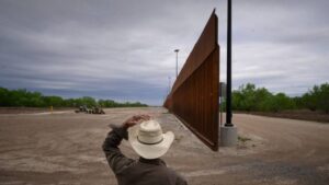 Frontière: Biden reprend la construction du mur de Trump