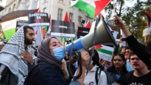 Des manifestants israéliens et palestiniens protestent pacifiquement dans le monde entier