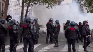 La police française utilise des gaz lacrymogènes lors d'un rassemblement pro-palestinien interdit