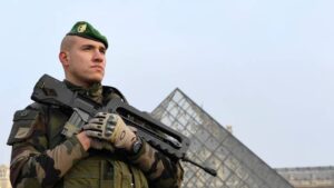 Crainte d'attentat en France: le musée du Louvre annonce être fermé samedi pour raisons de sécurité