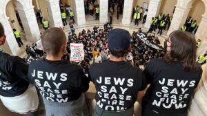 Des centaines de juifs américains occupent l’enceinte du Congrès pour exiger un cessez-le-feu à Gaza