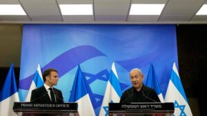 Emmanuel Macron sous le feu des critiques après sa visite en Israël