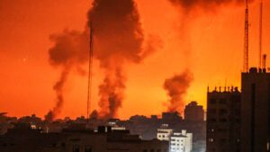 Israël lance "l'enfer sur terre" : combats au sol et bombardements massifs dans Gaza coupé du monde