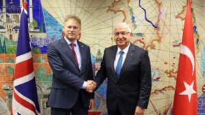 Le ministre turc de la Défense rencontre son homologue britannique à Bruxelles