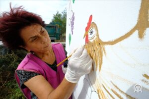 Türkiye: Telles des toiles, elle utilise les murs de son village pour ses peintures