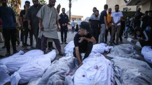 Des dizaines de morts dans le bombardement israélien d'un camp de réfugiés à Gaza coupée du monde