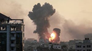 Israël encercle la ville de Gaza, Blinken attendu au Proche-Orient