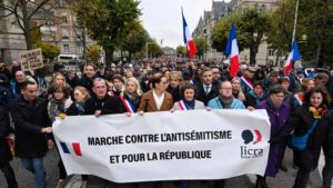 Marche contre l'antisémitisme en France émaillée de polémiques politiques